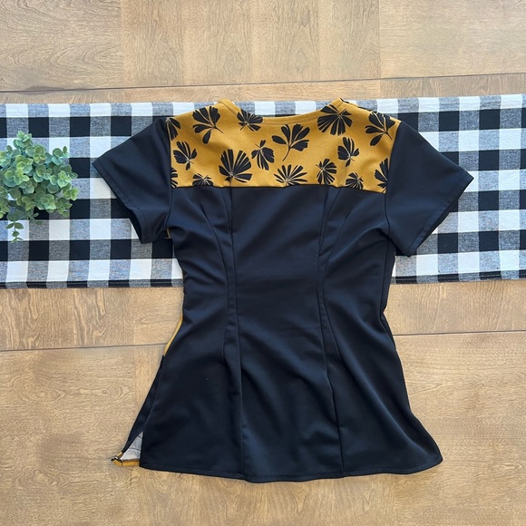 🌸🌸🌸 3/25$ Scrub Top - Picture 2 of 3